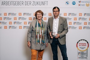 Polifibra-Geschftsfhrer Andreas Spahn hat die Auszeichnung zum „Arbeitgeber der Zukunft“ durch die ehemalige Bundeswirtschaftsministerin und Schirmherrin Brigitte Zypries entgegengenommen.